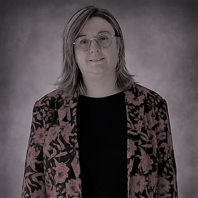 Portrait d'une assistante commerciale, appelée Amélie, en noir et blanc
