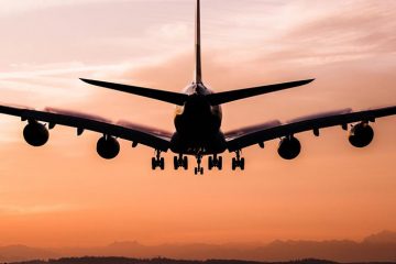 Avion qui vole, avec un ciel orange