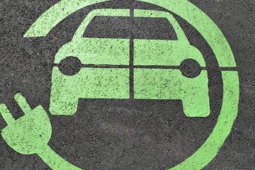 Logo vert d'une voiture entouré d'une prise électrique