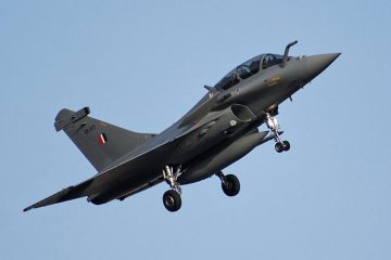 Un Rafale dans le ciel bleu