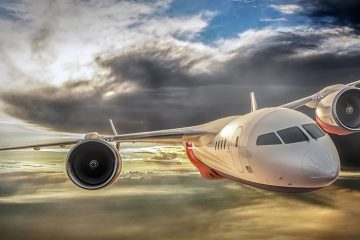 Avion volant dans des nuages gris