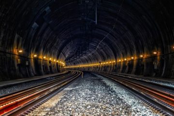 Rail de chemin de fer qui passe sous un tunnel
