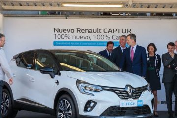 Présentation de la voiture Renault capture, les personnes autour sont joyeuses.