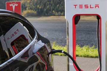 Borne Tesla qui recharge une voiture