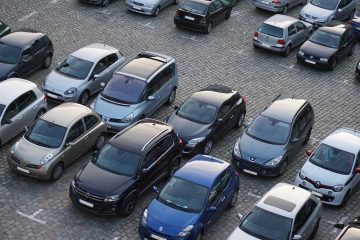 Vue panorama de plusieurs voitures garées sur un parking